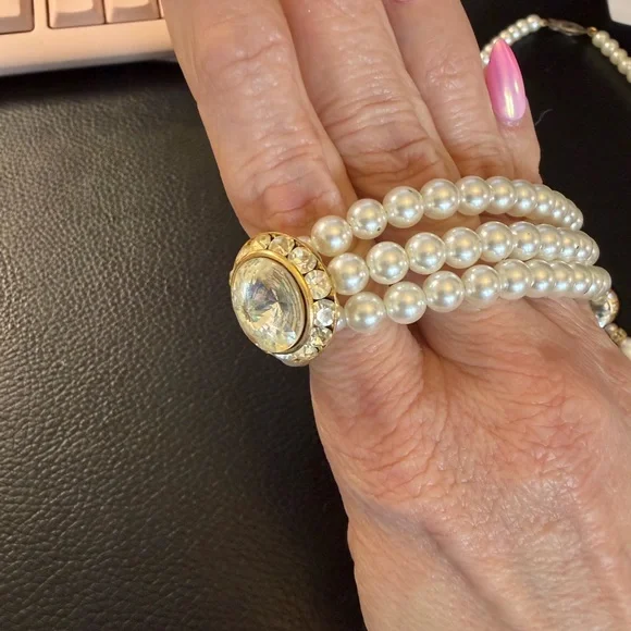 Elegant Pearl and Gold Jewelry Set - Picture 4 of 4